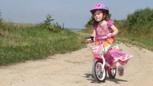 Mit den Laufrädern lernen Kinder spielerisch Koordination und Balance (Symbolfoto).