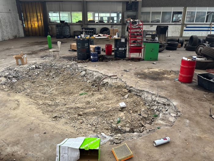 In der Werkstatt wurden riesige Krater im Boden entdeckt.