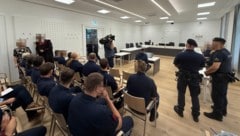 Die Angeklagten hatten auch beim Prozess ein Großaufgebot der Polizei im Nacken. Die Beamten ...