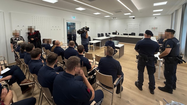 Die Angeklagten hatten auch beim Prozess ein Großaufgebot der Polizei im Nacken. Die Beamten ...