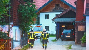 Die Feuerwehrleute mussten bei ihrem Rettungseinsatz Werkzeug zu Hilfe nehmen.