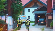 Die Feuerwehrleute mussten bei ihrem Rettungseinsatz Werkzeug zu Hilfe nehmen.
