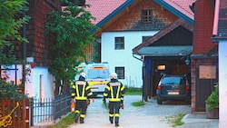 Die Feuerwehrleute mussten bei ihrem Rettungseinsatz Werkzeug zu Hilfe nehmen.