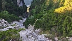 In dieser Schlucht konnten die beiden Wanderer von den Einsatzkräften entdeckt und gerettet ...