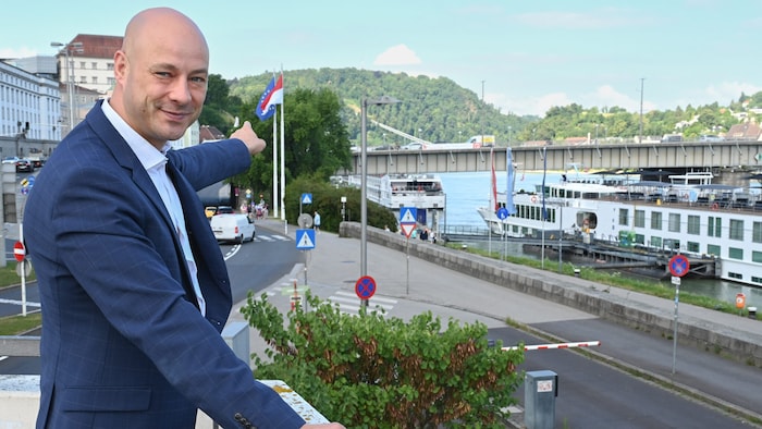 VP-Stadtvize Martin Hajart (o.) zeigt, wo die künftige Rampe verlaufen wird.