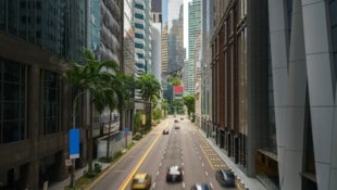 Singapur hat rund 6,1 Millionen Einwohner. Die Gesamtzahl der Autos ist auf rund eine Million ...