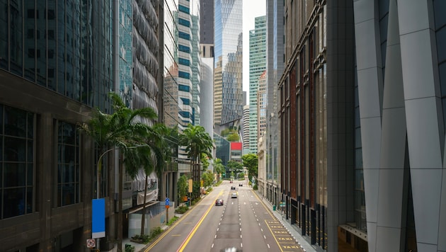Singapur hat rund 6,1 Millionen Einwohner. Die Gesamtzahl der Autos ist auf rund eine Million ...