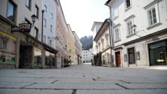 Mit den Fahrzeugaufbauten der Firma Trilety wurden etwa auch die Pflaster in Hallein gereinigt.