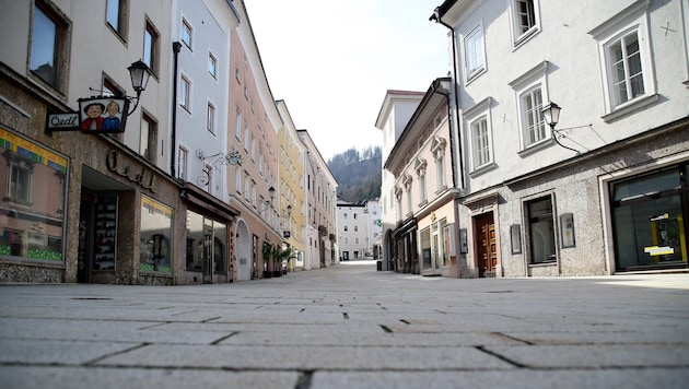 Mit den Fahrzeugaufbauten der Firma Trilety wurden etwa auch die Pflaster in Hallein gereinigt.