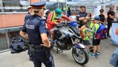Die Schüler durften auf dem Motorrad der Polizei Probe sitzen.