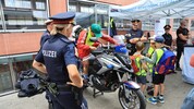 Die Schüler durften auf dem Motorrad der Polizei Probe sitzen.