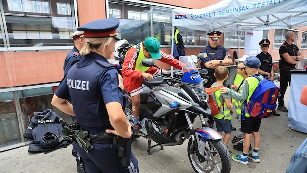 Die Schüler durften auf dem Motorrad der Polizei Probe sitzen.