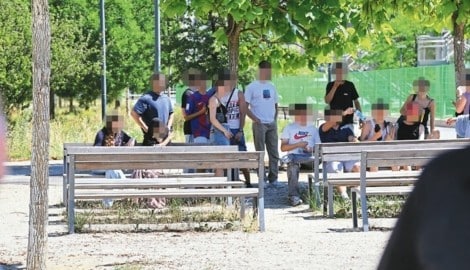Auch am Vormittag während der Schulzeit sind die Jugendlichen im Park.