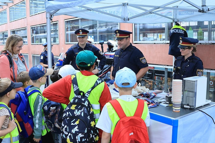 Mit ihrem beliebten Format „Coffee with Cops“ traten Vertreter der Polizei in Kontakt mit der ...