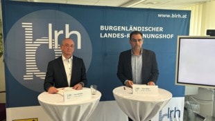 Direktor René Wenk (rechts) und Prüfungsleiter Paul Artner.