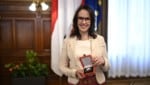Kasia Greco von der ÖVP wurde mit dem Großen Ehrenzeichen für Verdienste um die Republik ...