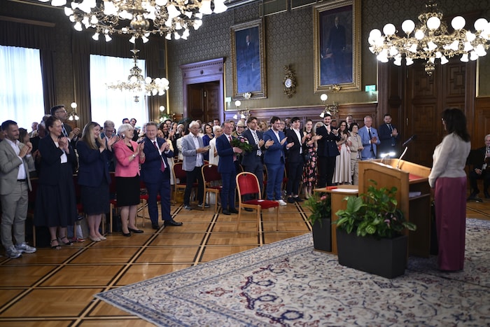 Applaus für die Preisträgerin im Rathaus