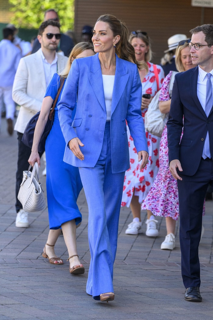 Prinzessin Kate setzt in einem kornblumenblauen Hosenanzug von Gabriela Hearst ein stilvolles ...
