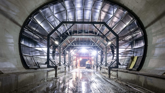 Die Tunnelbauten sind zu 95 Prozent fertig, die Arbeiten sollen bis 2028 abgeschlossen sein. ...