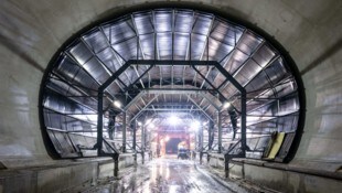 Die Tunnelbauten sind zu 95 Prozent fertig, die Arbeiten sollen bis 2028 abgeschlossen sein. ...