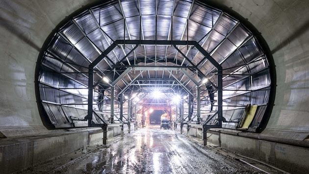 Die Tunnelbauten sind zu 95 Prozent fertig, die Arbeiten sollen bis 2028 abgeschlossen sein. ...