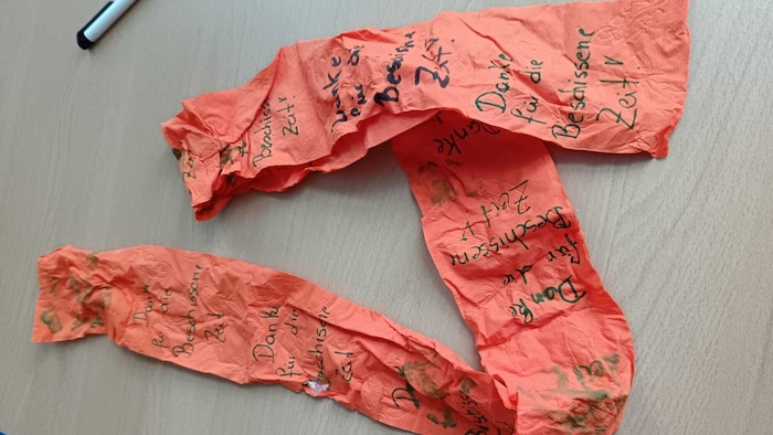 Klopapier wurde von den Kindern verteilt, weil sie sich vier Jahre lang immer wieder von Lehrern ...