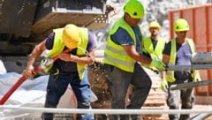 An Baustellen herrschen derzeit oft unmenschliche Temperaturen – und dennoch arbeiten dort ...