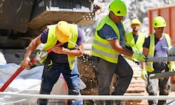 An Baustellen herrschen derzeit oft unmenschliche Temperaturen – und dennoch arbeiten dort ...