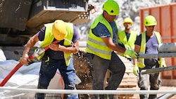 An Baustellen herrschen derzeit oft unmenschliche Temperaturen – und dennoch arbeiten dort ...