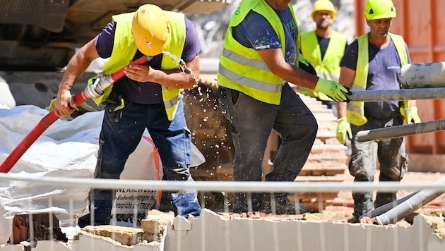 An Baustellen herrschen derzeit oft unmenschliche Temperaturen – und dennoch arbeiten dort ...