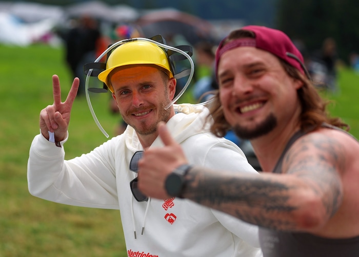 Der Bierhelm ist bei diesem Camper bereit zum Einsatz.