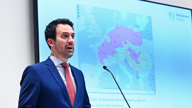 Bildungsminister Christoph Wiederkehr hat in einer Pressekonferenz Daten der GeoSphere Austria ...