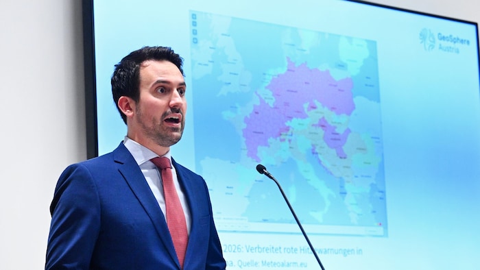 Bildungsminister Christoph Wiederkehr hat in einer Pressekonferenz Daten der GeoSphere Austria ...