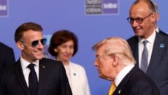 Von links: Frankreichs Präsident Emmanuel Macron, US-Präsident Donald Trump und Deutschlands ...