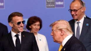 Von links: Frankreichs Präsident Emmanuel Macron, US-Präsident Donald Trump und Deutschlands ...