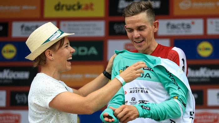Nici Schmidhofer half beim Anziehen des Führungstrikots.