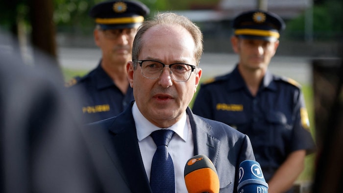 Innenminister Alexander Dobrindt informierte die Bevölkerung am Abend über das Geschehen.
