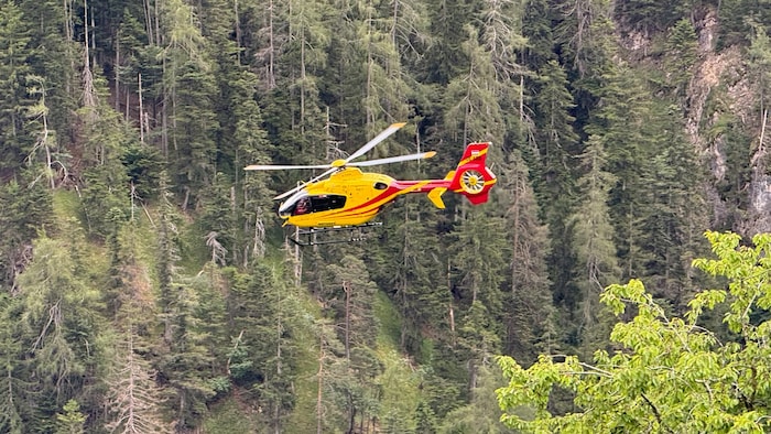 Der Notarzthubschrauber „Heli 4“ flog den Schwerverletzten in die Innsbrucker Klinik.