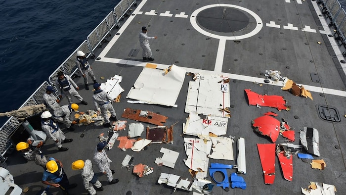 Die Trümmerteile wurden auf einem Schiff der Marine feinsäuberlich aufgelegt. Die Besatzung ...