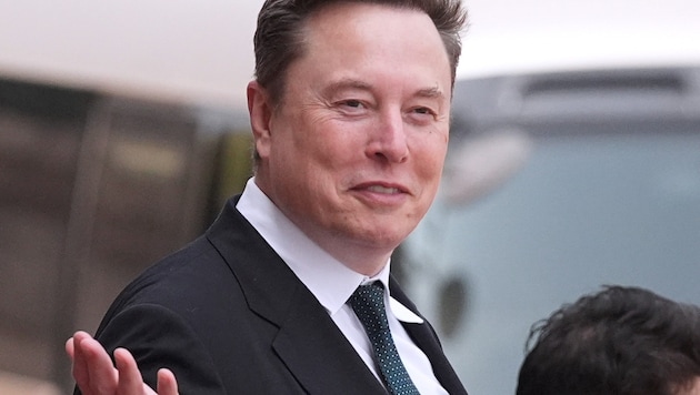 Musk hatte Twitter 2022 für 44 Milliarden Dollar (38,6 Milliarden Euro) gekauft und in X ...