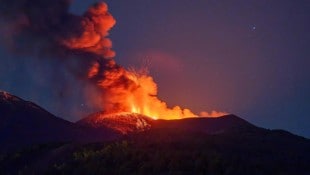 Die Aschewolke stieg kilometerweit in den Himmel auf.
