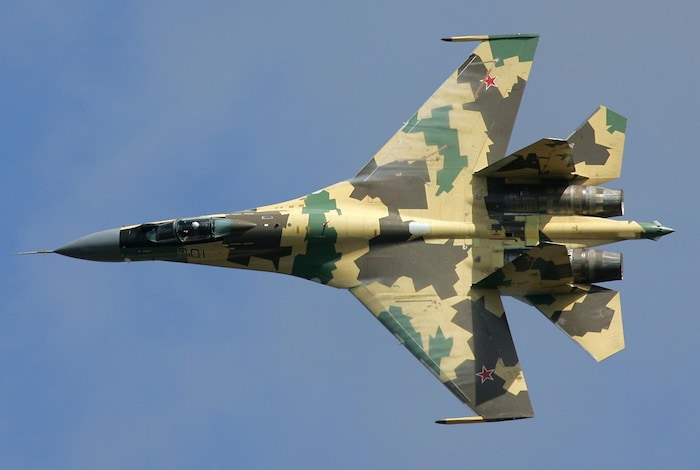Eine russisches Mehrzweckkampfflugzeug des Typs SU-35S
