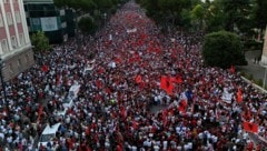 Fast täglich strömen Zigtausende Demonstranten auf die Straßen Tiranas. Die Empörung über den ...