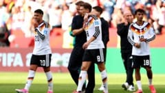 Leon Goretzka (m.) soll nicht gerade Euphorie entfacht haben. 