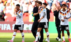 Leon Goretzka (m.) soll nicht gerade Euphorie entfacht haben.