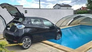 Der Elektroantrieb wurde für die Bergung aus dem Pool deaktiviert. Der Lenker wurde nicht ...