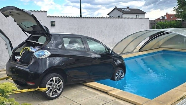 Der Elektroantrieb wurde für die Bergung aus dem Pool deaktiviert. Der Lenker wurde nicht ...