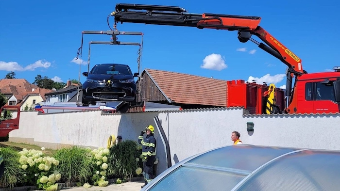 Weil das Fahrzeug drohte ins Wasser zu stürzen, musste es mit einem Kran herausgehoben werden.