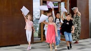 Mit dem Zeugnis in der Hand geht's raus aus der Schule und ab in die Ferien.