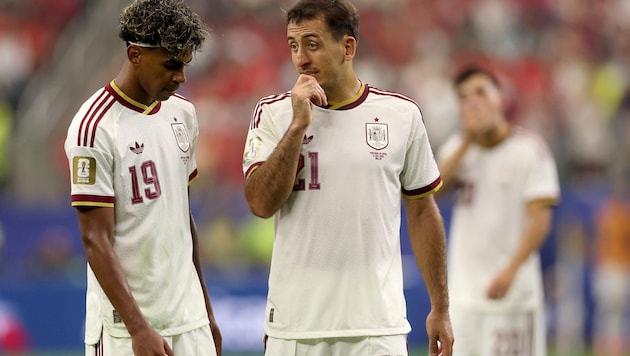 Lamine Yamal (li.) und Mikel Oyarzabal halten mit Spanien Kurs in Richtung WM-Titel.